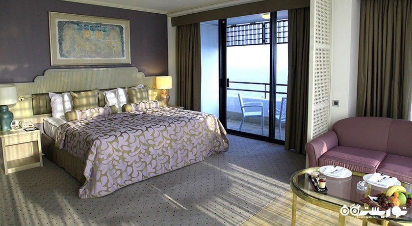 تخت بزرگ اتاق دلوکس با چشم انداز دریا